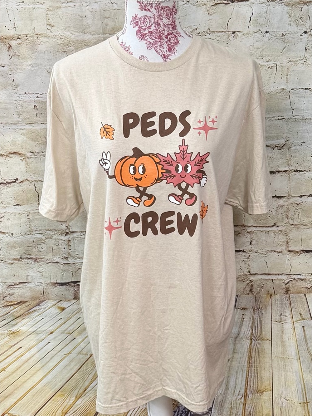 Peds Crew Beige Graphic Tee with Pumpkin & Leaf Design